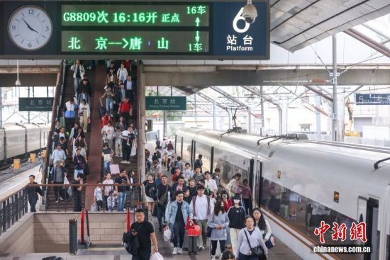 1至10月中国铁路发送旅客39.5亿人次 同比增长6.4%