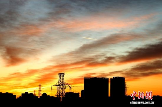 北京上演“天空幻境” 朝霞绚烂壮丽