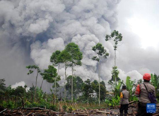 持续喷发中的印尼塞梅鲁火山