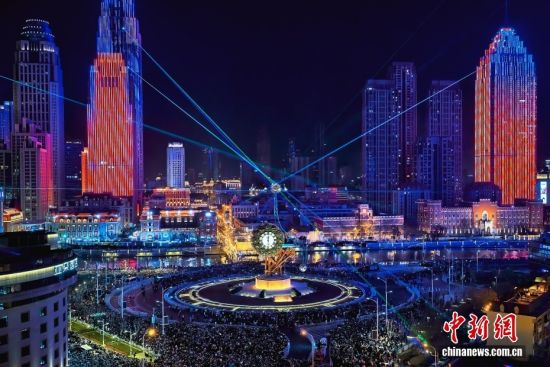 天津：民众齐聚世纪钟共赴2026新年之约