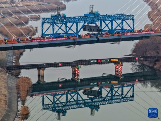 沪宁合高铁南京特大桥跨滁河斜拉桥顺利合龙