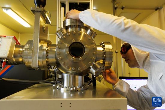 中国科学家发现一维带电畴壁