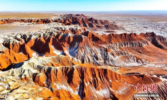 内蒙古乌兰察布：红崖台地色彩浓烈景色壮美