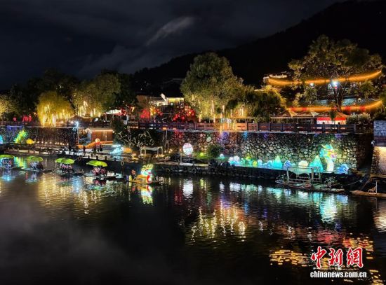 “客家首府”福建长汀：汀江两岸流光溢彩