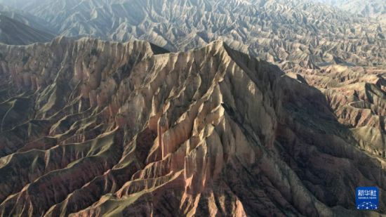飞阅石拉泉大峡谷