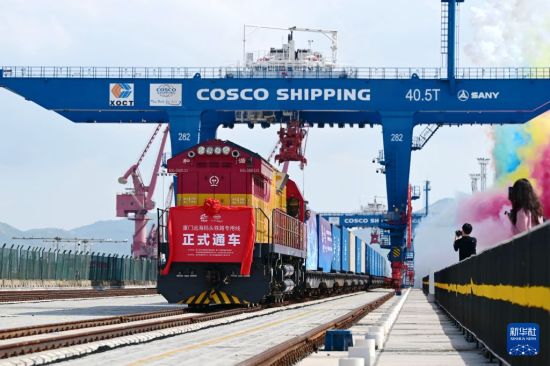 中国首条“垂直岸线、直达码头”海铁联运专用线投运