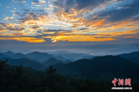 重庆丰都：山间朝霞映云海