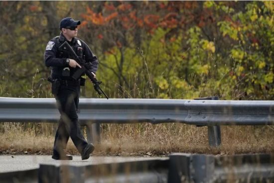 美国大规模枪击18死：加拿大边境服务局就通缉疑犯发警报
