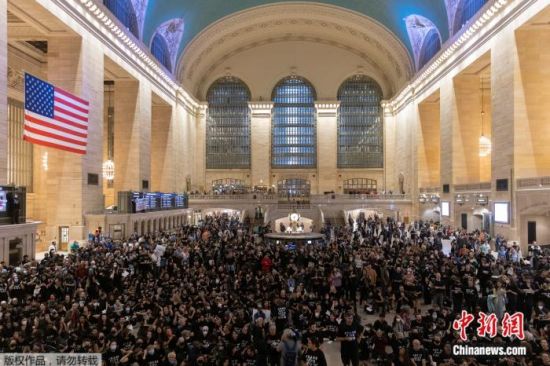 纽约爆发大规模反战游行 大中央车站一度关闭