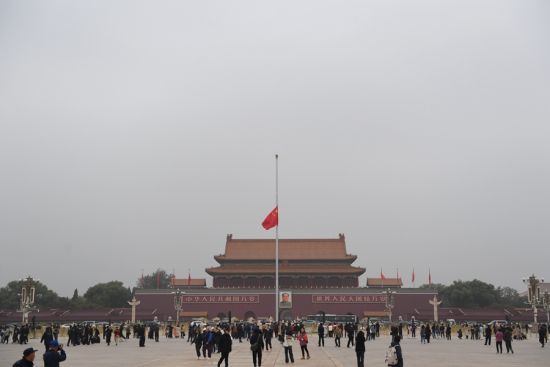 中国北京天安门下半旗悼念李克强前总理