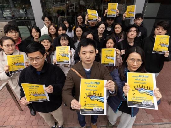 千人抗议！加拿大28岁中国留学生哭诉移民梦碎，我的努力白费了