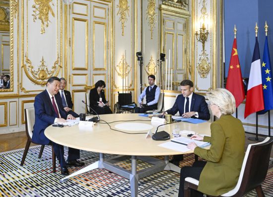 中国主席习近平同法国总统马克龙、欧盟主席冯德莱恩举行中法欧领导人三方会晤