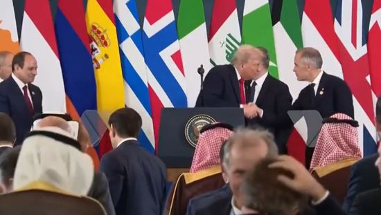 全场爆笑！特朗普当众喊