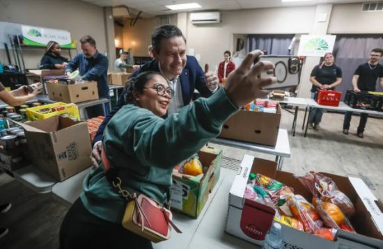 博励治在感恩节去食品银行