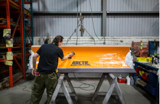 四个真实案例：揭示特朗普关税如何将加拿大制造业挤压崩溃