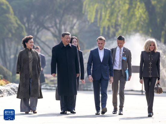 中国国家主席习近平同法国总统马克龙在成都进行友好交流