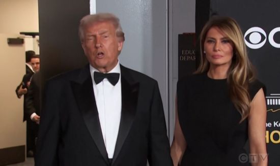 特朗普说与卡尼关系很好：是否重启与加拿大贸易谈判“走着瞧”