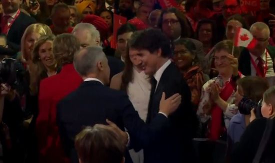 不穿彩色袜、不爱作秀：加拿大总理卡尼和特鲁多真的不一样