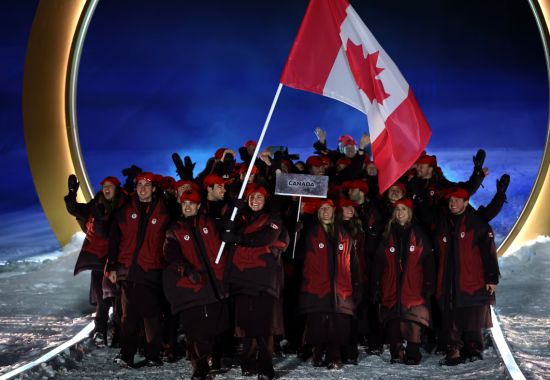 冬奥开幕：加拿大队赢得热烈欢呼，万斯遭到嘘声，CBC被骂惨...