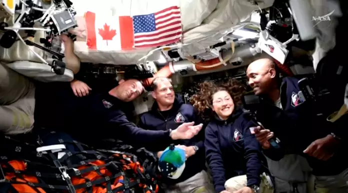 加拿大太空人汉森今早在太空舱回答孩子们的问题