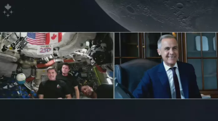 总理卡尼与加国太空人视像连线开怀大笑