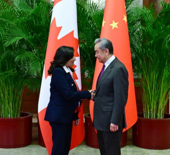 中国外长王毅今与卡尼及外交部长会晤：重点讨论贸易与投资合作