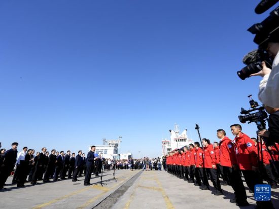 首次由3艘船保障 中国第40次南极科学考察队踏上征程