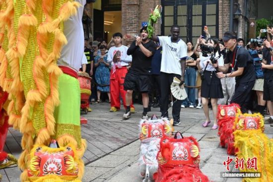 国际网红“无语哥”打卡广州永庆坊 沉浸式体验非遗魅力