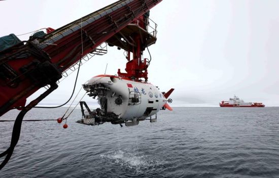 “双龙”闯北极——“雪龙2”号保障“蛟龙”号冰区深潜