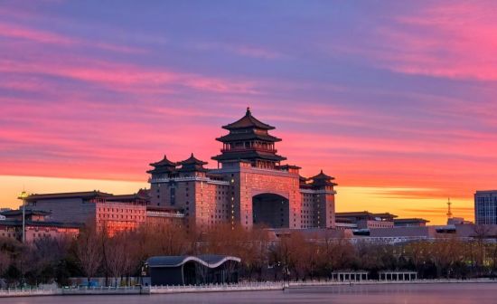 北京朝霞漫染古都晨光