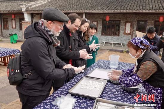 苏格兰裙映中国红 国际友人体验宁波年味