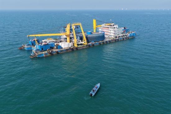 “海底穿针”！中国首条220千伏自主可控绝缘料海缆成功送电