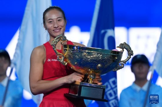 中国网球公开赛：郑钦文夺得女单冠军