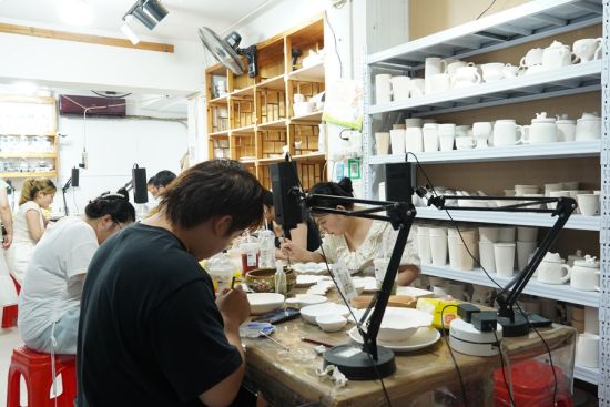 瓷都游客缘何爱上“画盘子”？