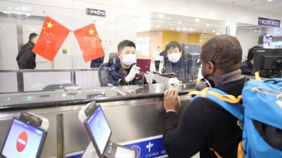 新政试行首日 享受6国免签政策旅客抵达上海