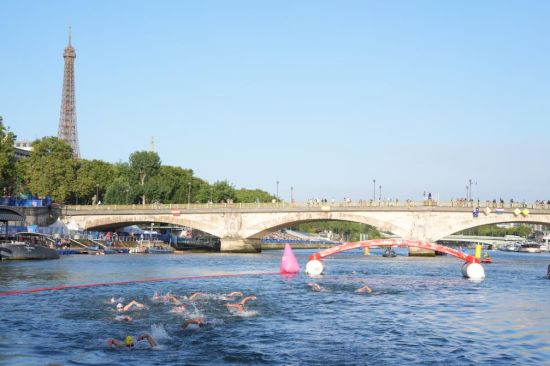 百年禁令解除！巴黎人跳进塞纳河清凉一夏