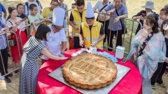 武汉惊现194公斤“月饼王” 500人排长龙免费食