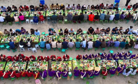 到云南西盟 品味民族特色长桌宴