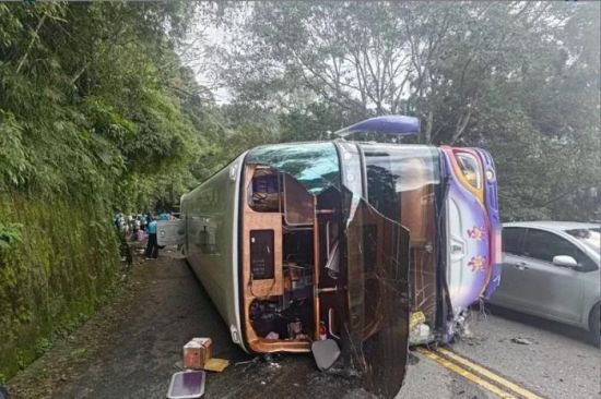 台湾一游览车发生侧翻 致11人受伤送医、其中1人命危