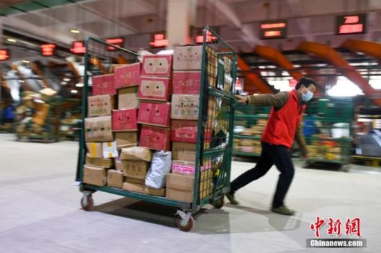 中国邮政局：快递迎业务旺季 四天揽收超20亿件