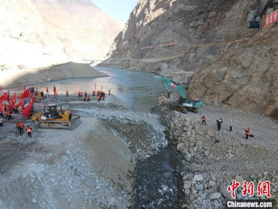 中国在建装机容量最大水电站实现大江截流