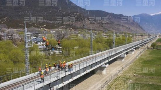 挑战世界屋脊 新藏铁路构筑西部边疆新动脉