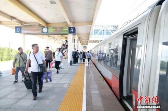 中国最北高铁开通运营10周年 运送旅客超1亿人次
