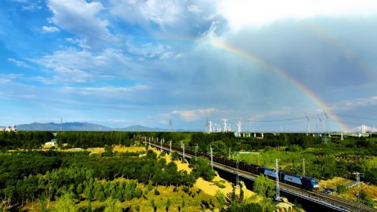 西煤东运“大动脉”！大秦铁路货运量破90亿吨