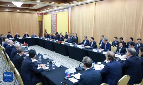 中国总理李强同美国友好团体座谈