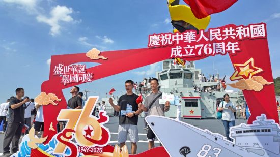 “站在甲板上，心里特别自豪”——香港市民参观戚继光舰、沂蒙山舰点燃爱国热情