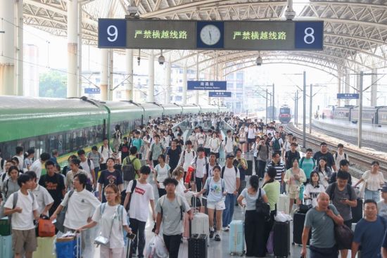 创历史新高！双节假期全社会跨区域人员流动量将超24亿人次