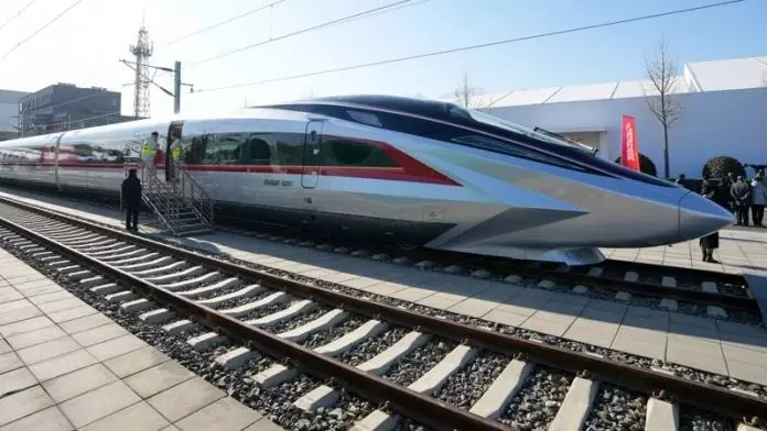 全球最快︱国产高铁CR450“试跑”再创记录 单列时速453公里