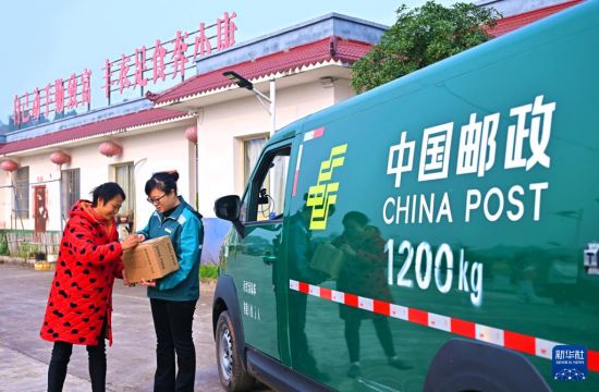中国快递年业务量首次突破1800亿件