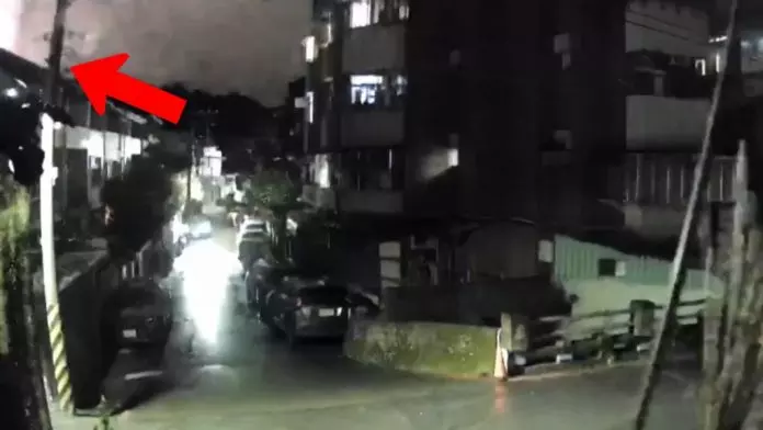 台湾宜兰7级地震：地动山摇前黑夜现离奇强光 网民：天有异象